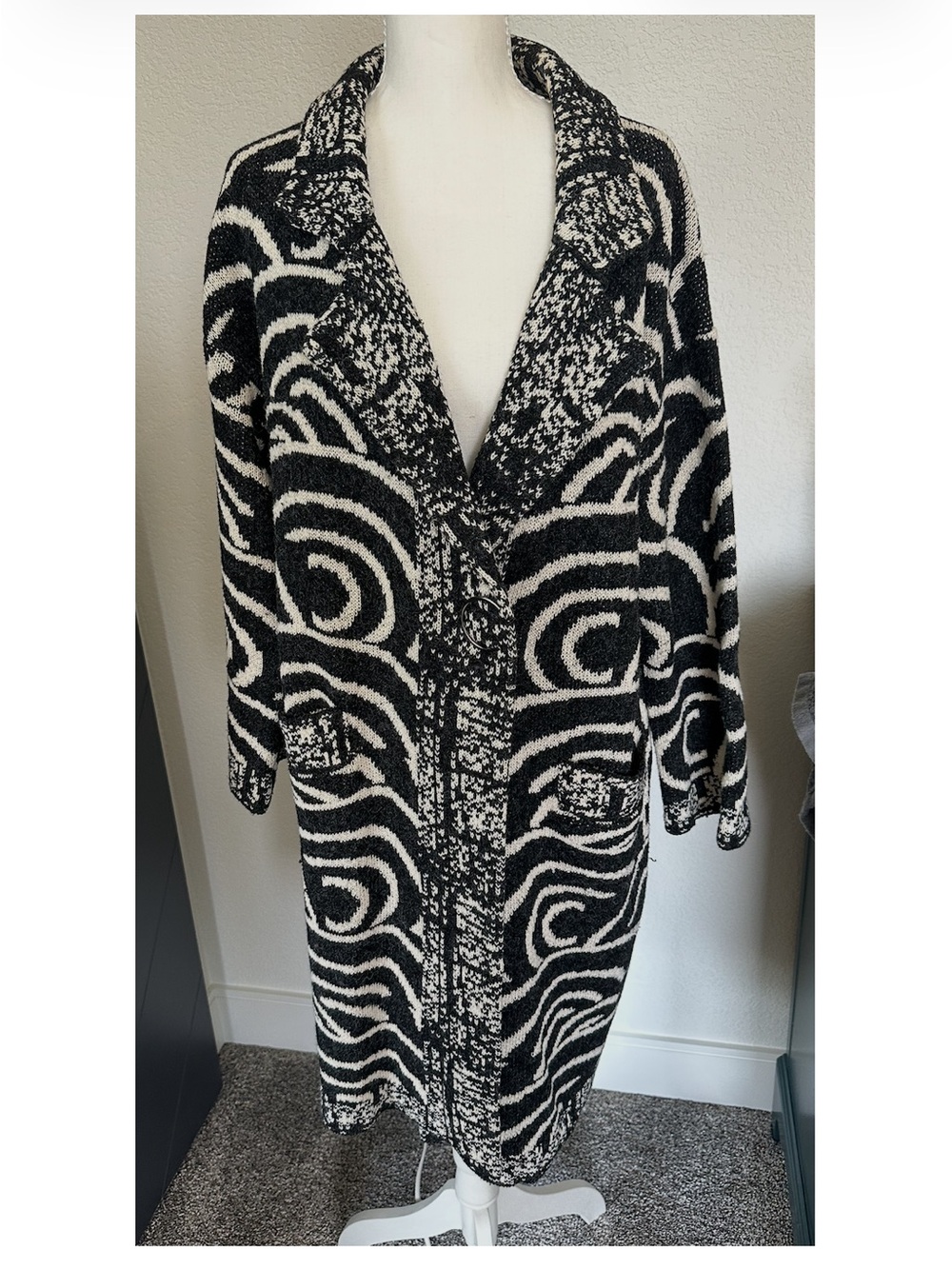 Kamana Black & White Patterned Women's Cardigan Sweater